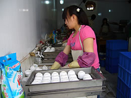 北京卫生餐具：“黑作坊”猖獗 洗衣粉清洗